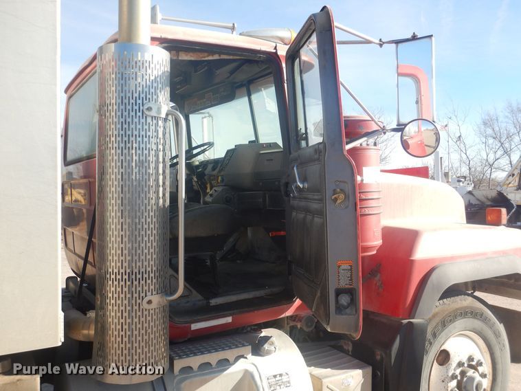 image for item HQ9539 1997 Mack RD600  dump truck