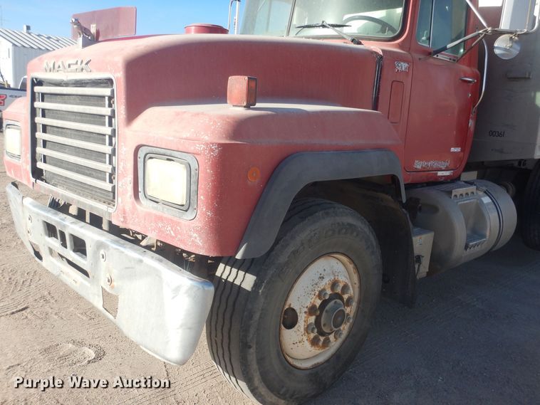 image for item HQ9539 1997 Mack RD600  dump truck