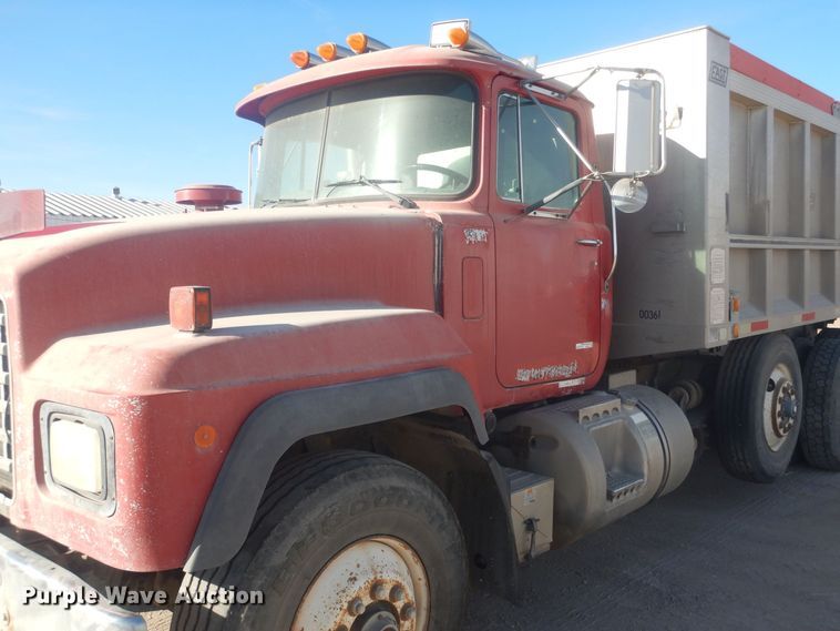 image for item HQ9539 1997 Mack RD600  dump truck
