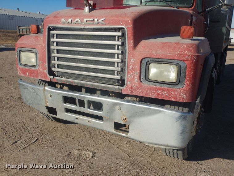 image for item HQ9539 1997 Mack RD600  dump truck