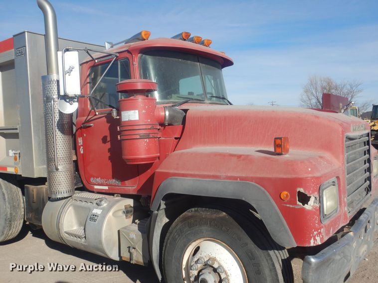 image for item HQ9539 1997 Mack RD600  dump truck