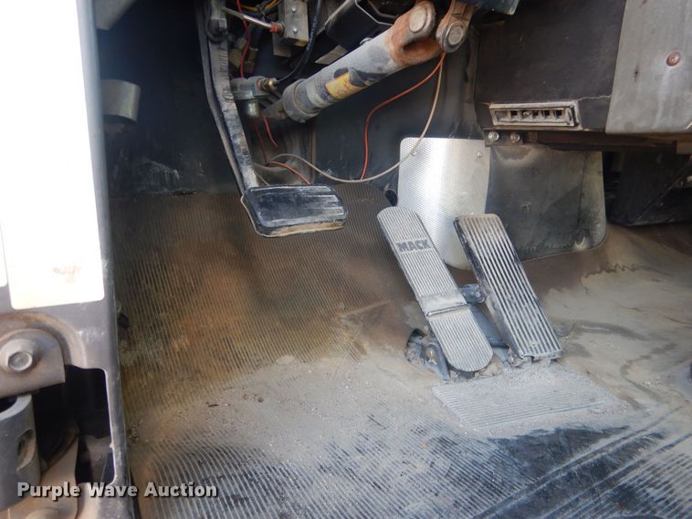 image for item HQ9541 1996 Mack RD688S  crane truck