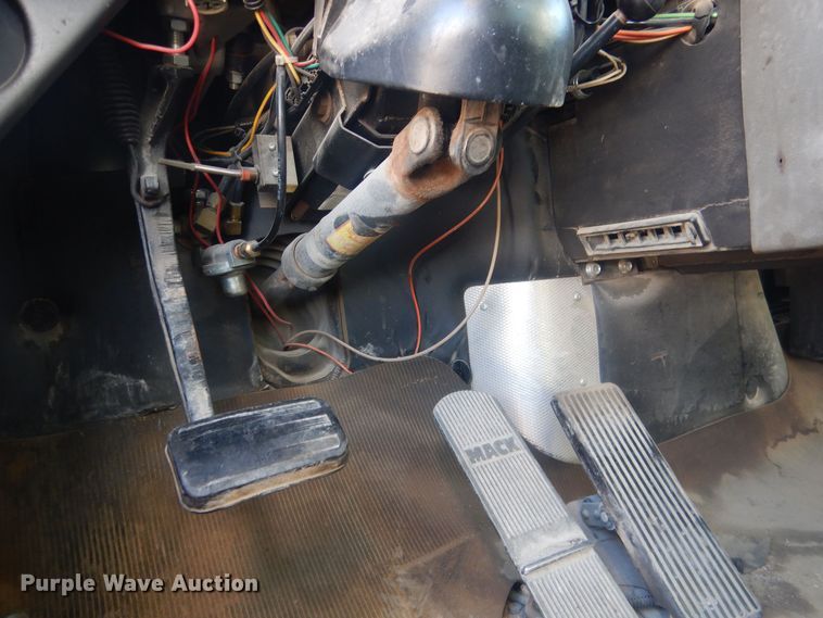 image for item HQ9541 1996 Mack RD688S  crane truck