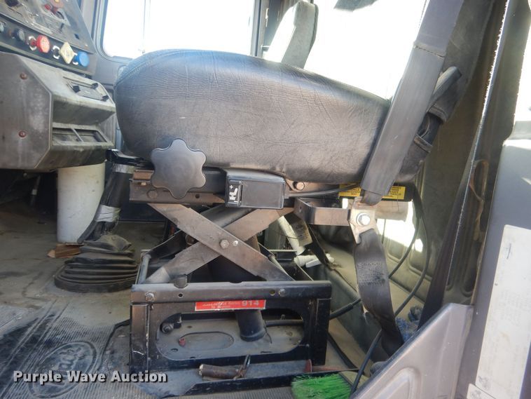 image for item HQ9541 1996 Mack RD688S  crane truck