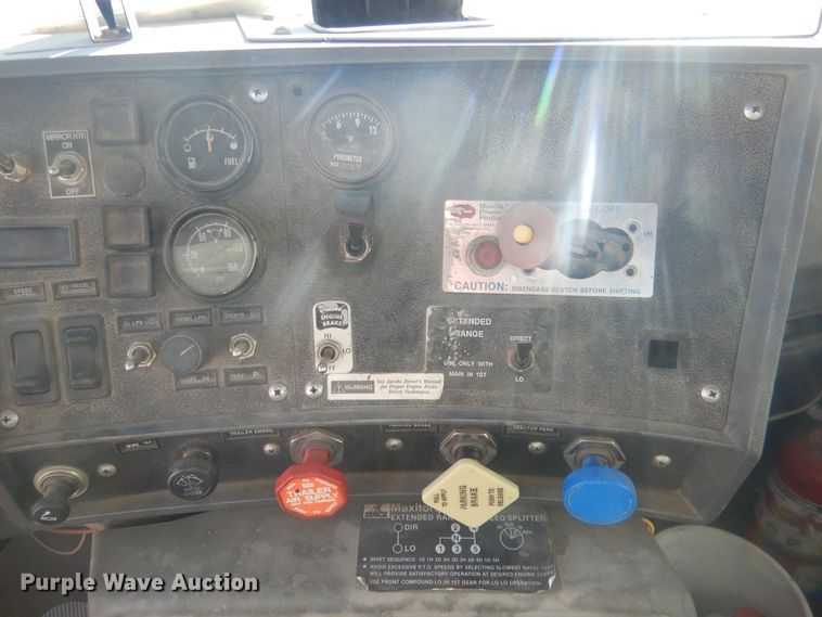 image for item HQ9541 1996 Mack RD688S  crane truck