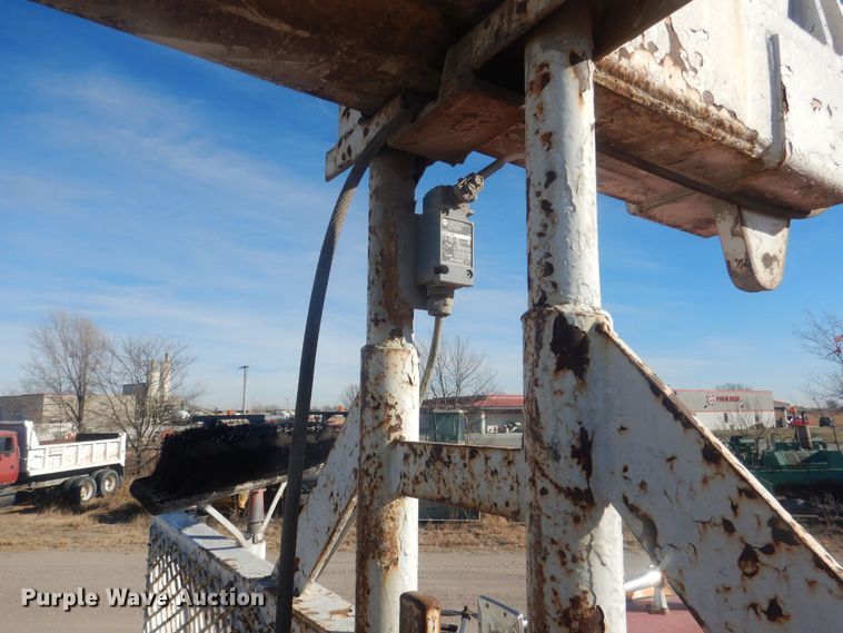 image for item HQ9541 1996 Mack RD688S  crane truck