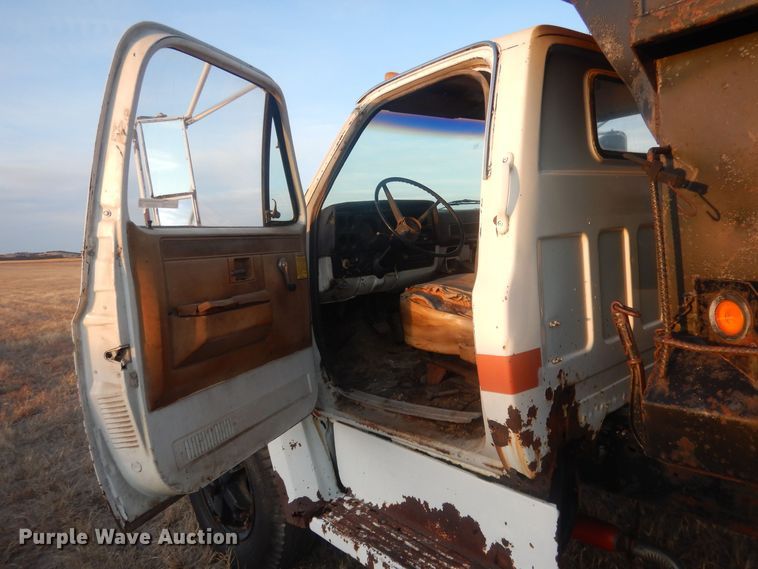 image for item HQ9564 1985 Chevrolet C6500  dump truck