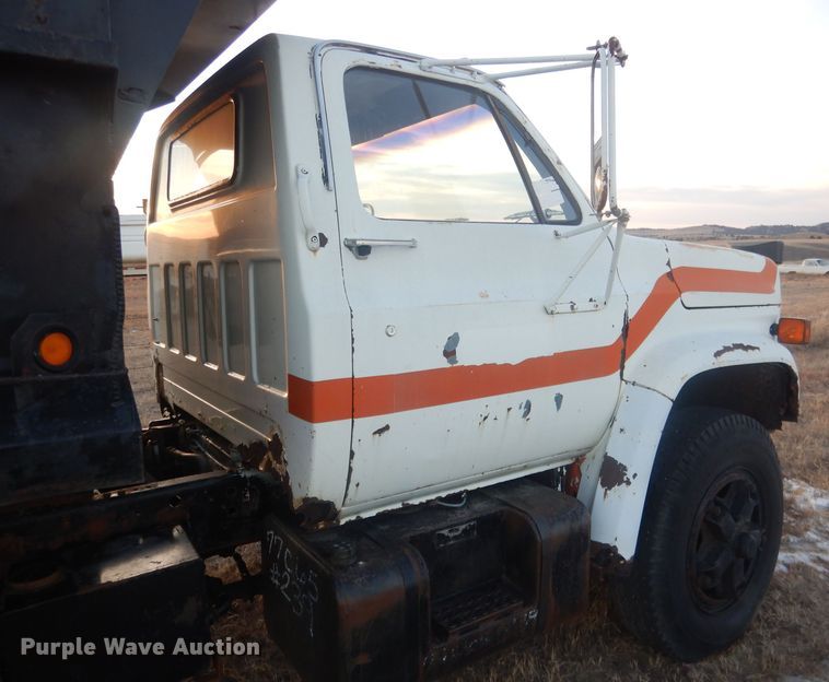 image for item HQ9564 1985 Chevrolet C6500  dump truck