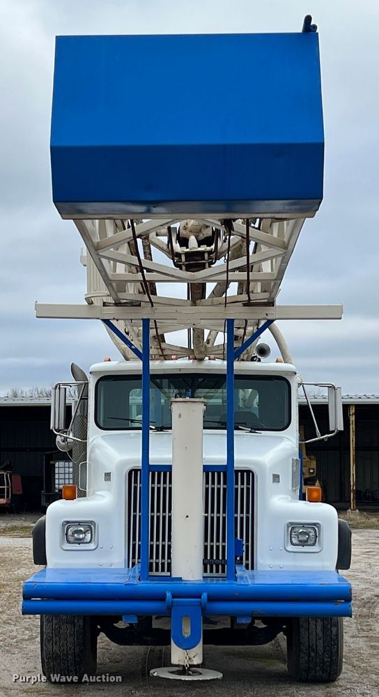 image for item ID9254 1999 International 5000  well service truck