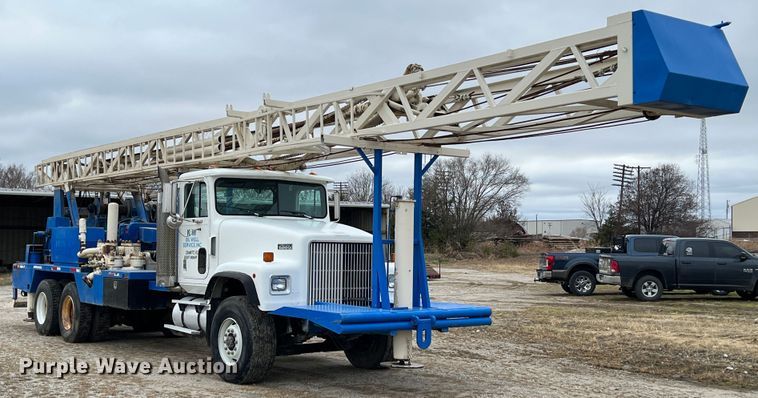 image for item ID9254 1999 International 5000  well service truck