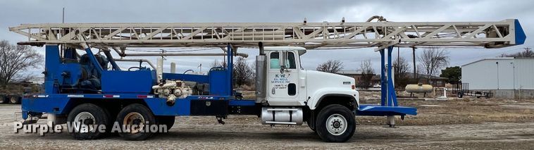 image for item ID9254 1999 International 5000  well service truck