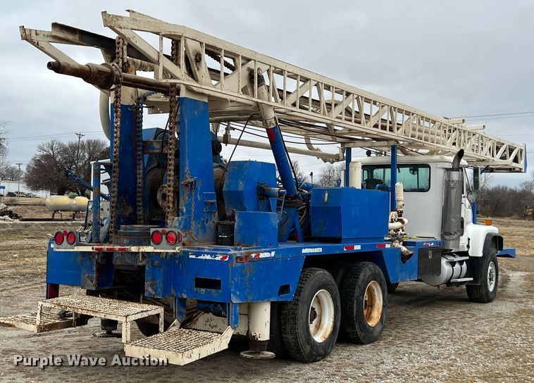 image for item ID9254 1999 International 5000  well service truck