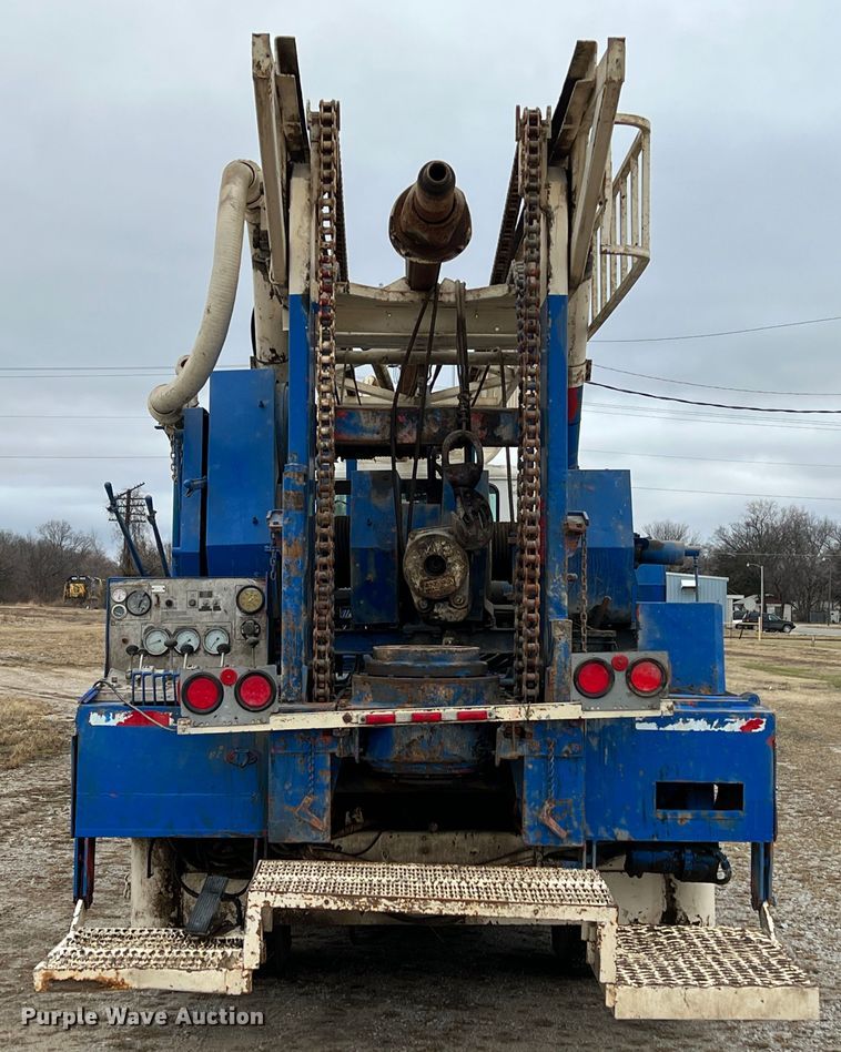 image for item ID9254 1999 International 5000  well service truck