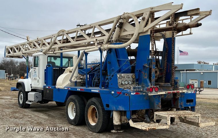 image for item ID9254 1999 International 5000  well service truck