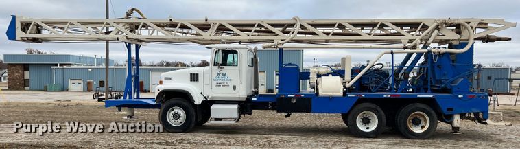 image for item ID9254 1999 International 5000  well service truck