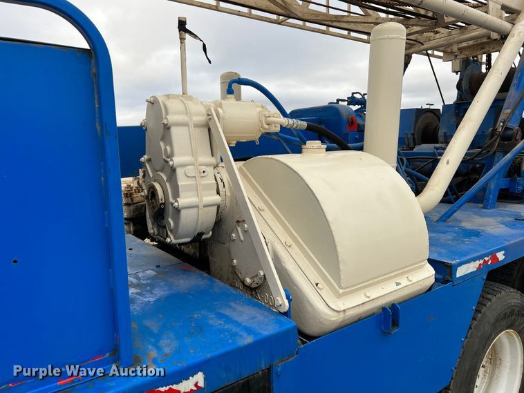 image for item ID9254 1999 International 5000  well service truck