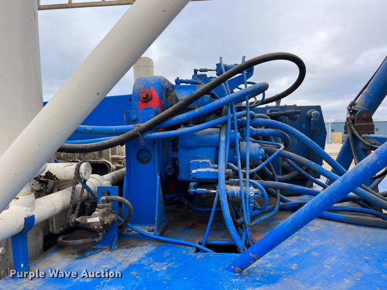 image for item ID9254 1999 International 5000  well service truck