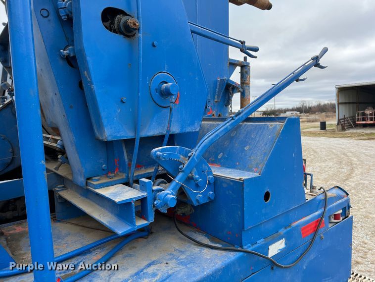 image for item ID9254 1999 International 5000  well service truck