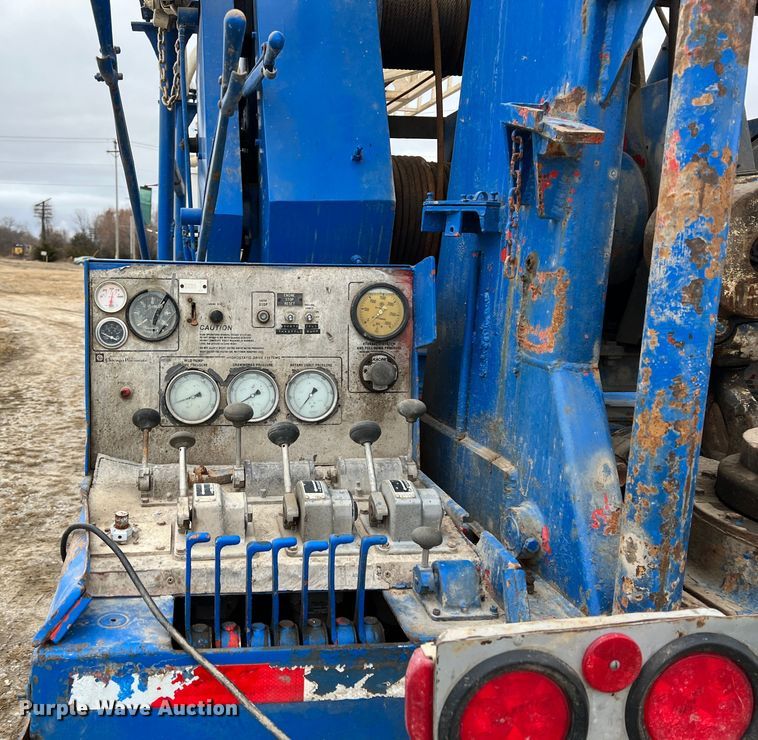 image for item ID9254 1999 International 5000  well service truck