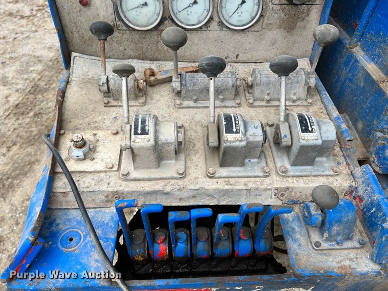 image for item ID9254 1999 International 5000  well service truck