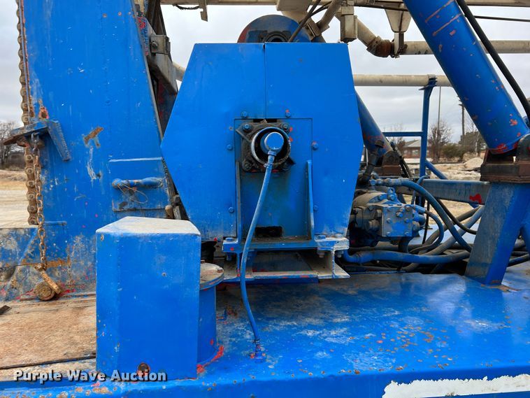 image for item ID9254 1999 International 5000  well service truck