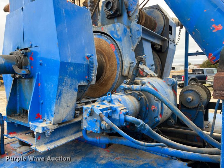 image for item ID9254 1999 International 5000  well service truck