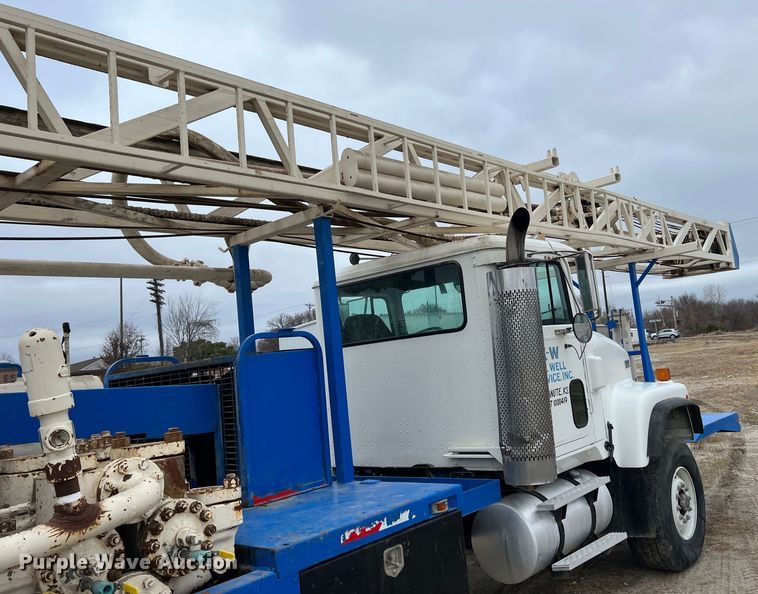 image for item ID9254 1999 International 5000  well service truck