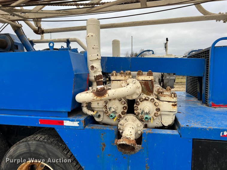 image for item ID9254 1999 International 5000  well service truck