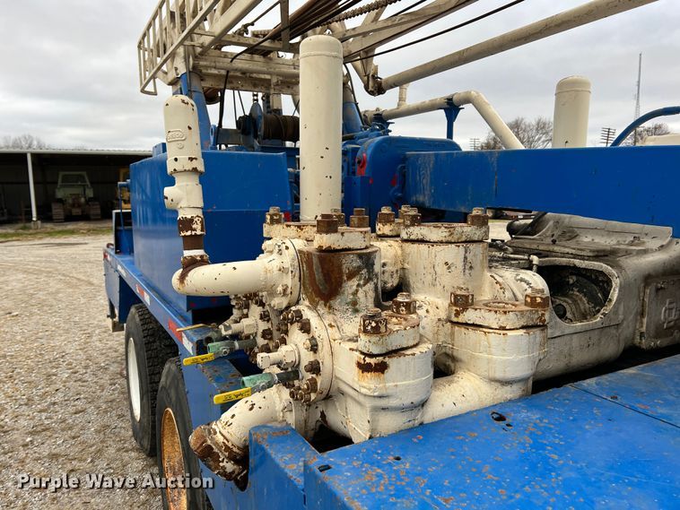 image for item ID9254 1999 International 5000  well service truck