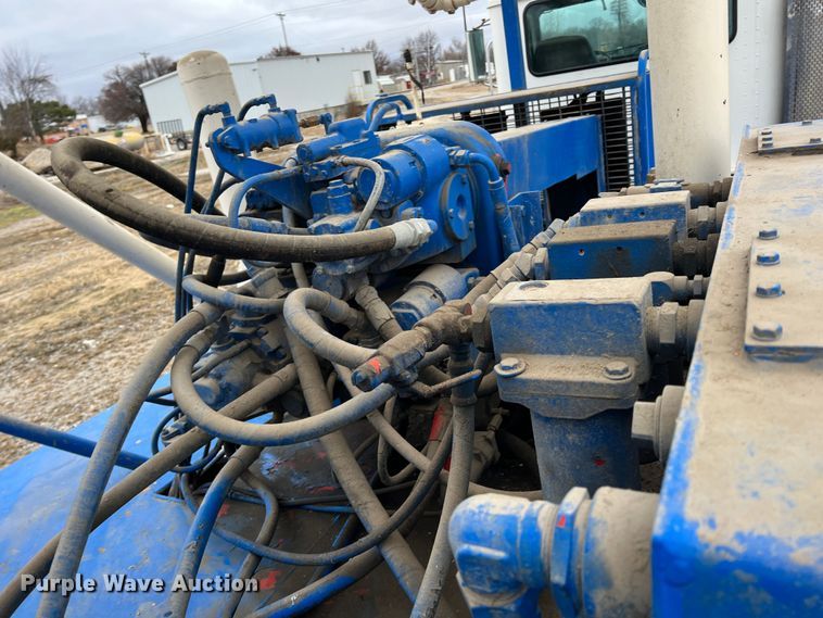 image for item ID9254 1999 International 5000  well service truck