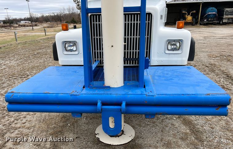 image for item ID9254 1999 International 5000  well service truck