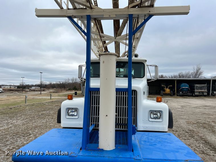 image for item ID9254 1999 International 5000  well service truck