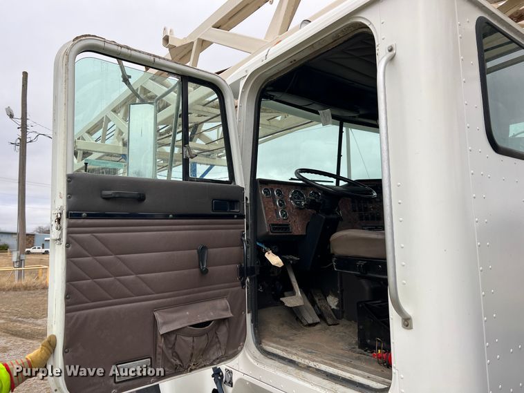 image for item ID9254 1999 International 5000  well service truck