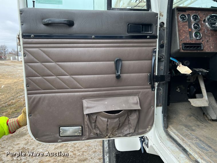 image for item ID9254 1999 International 5000  well service truck