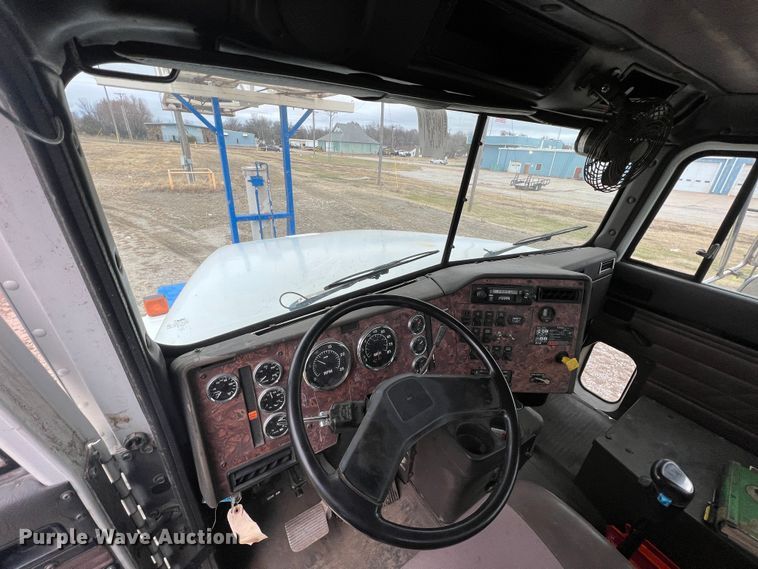image for item ID9254 1999 International 5000  well service truck