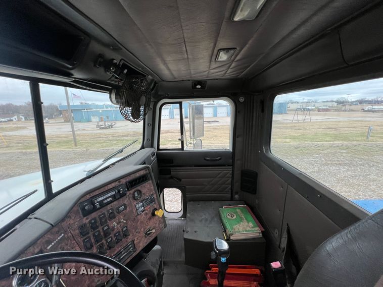 image for item ID9254 1999 International 5000  well service truck