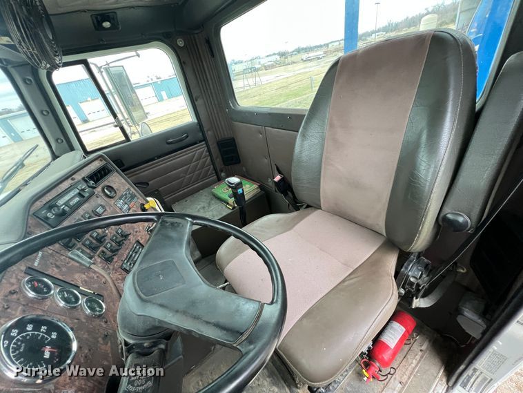 image for item ID9254 1999 International 5000  well service truck