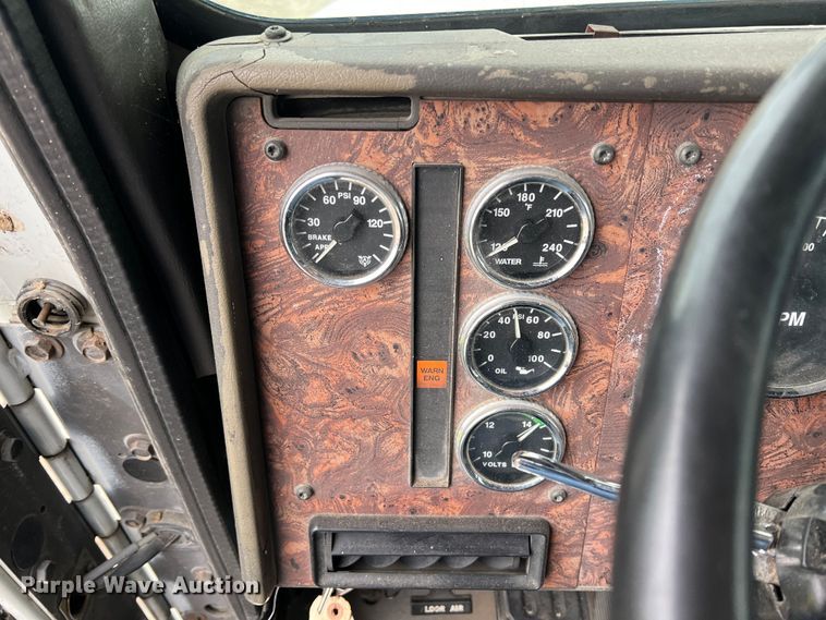 image for item ID9254 1999 International 5000  well service truck