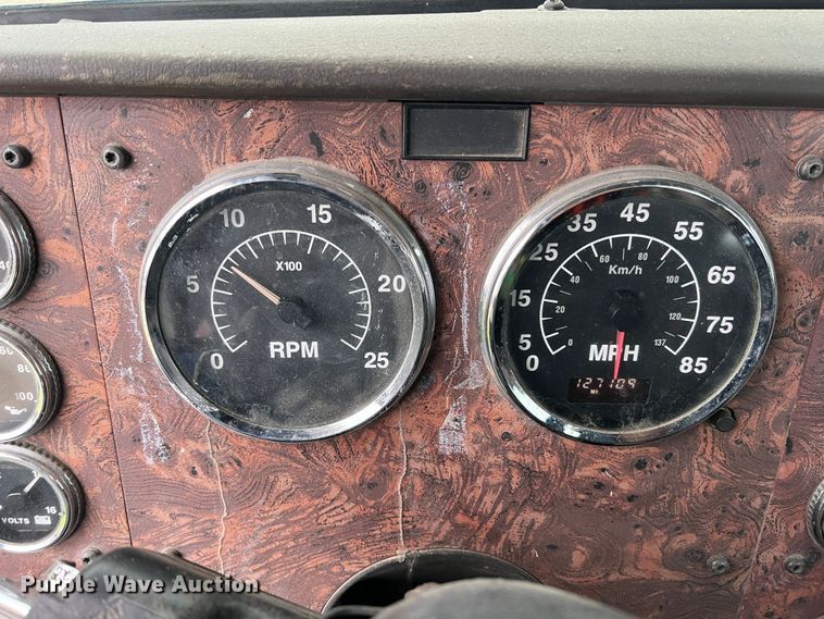 image for item ID9254 1999 International 5000  well service truck