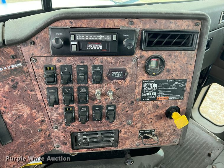 image for item ID9254 1999 International 5000  well service truck