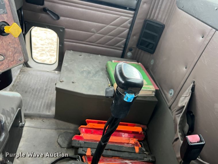 image for item ID9254 1999 International 5000  well service truck