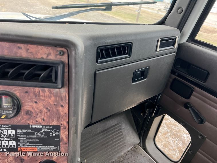 image for item ID9254 1999 International 5000  well service truck