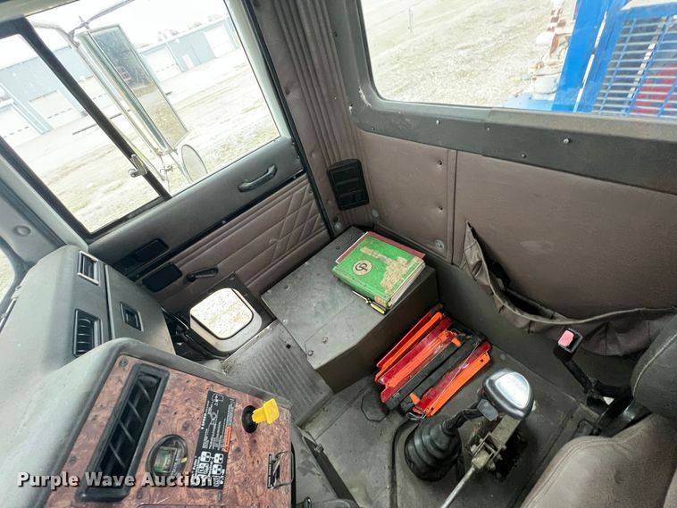 image for item ID9254 1999 International 5000  well service truck