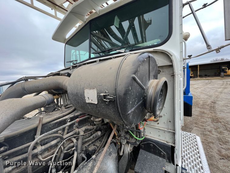 image for item ID9254 1999 International 5000  well service truck