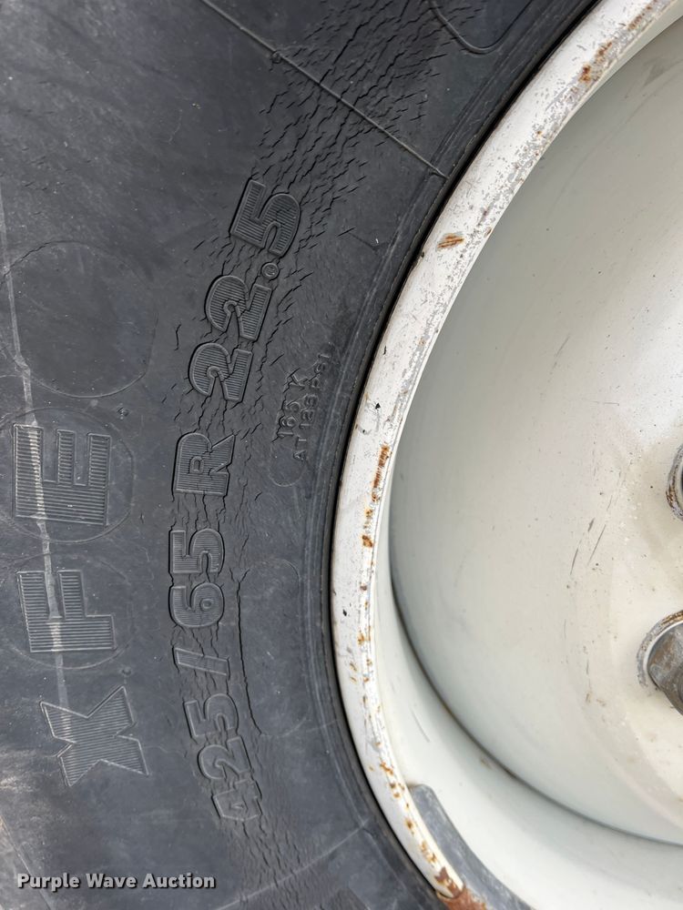 image for item ID9254 1999 International 5000  well service truck