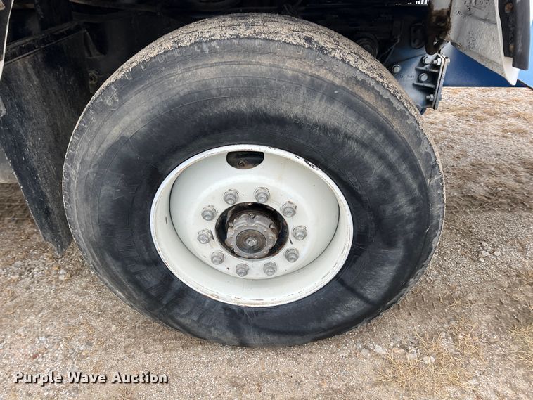 image for item ID9254 1999 International 5000  well service truck