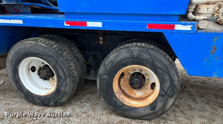 image for item ID9254 1999 International 5000  well service truck