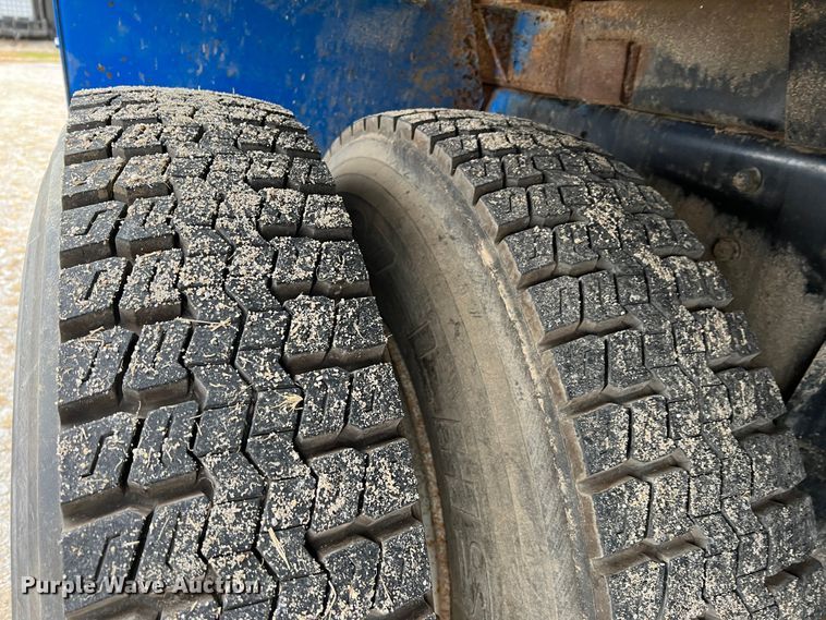 image for item ID9254 1999 International 5000  well service truck