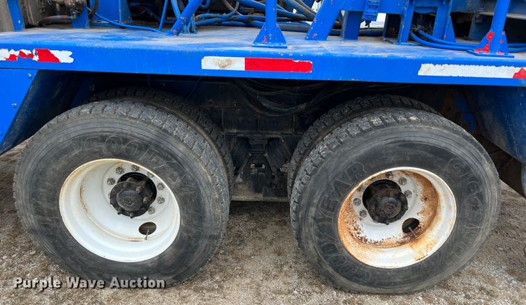 image for item ID9254 1999 International 5000  well service truck