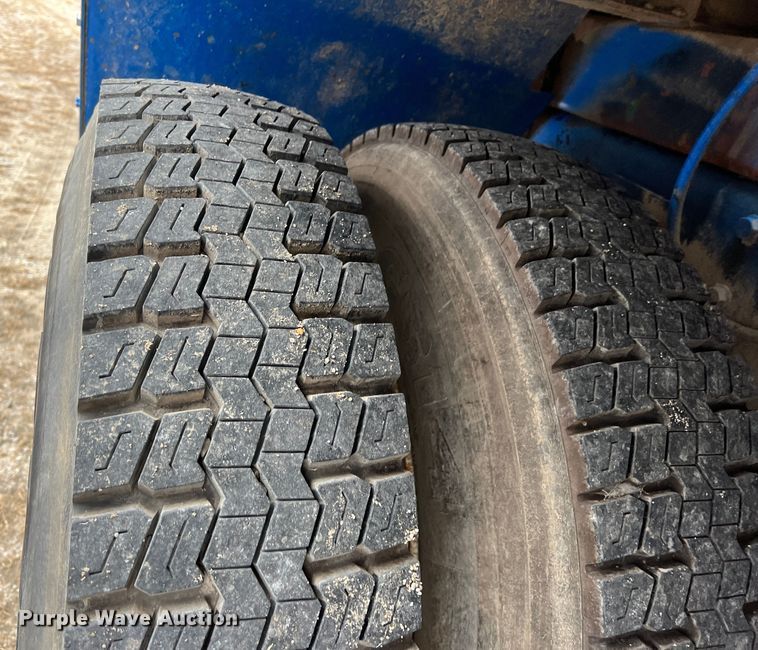 image for item ID9254 1999 International 5000  well service truck